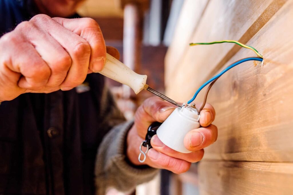 Elektricien sluit elektrische bedrading aan met een schroevendraaier