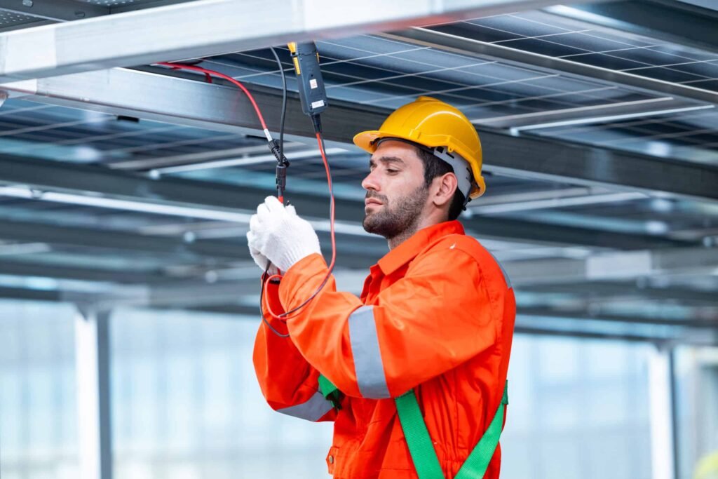 Monteur controleert de elektrische aansluiting van zonnepanelen
