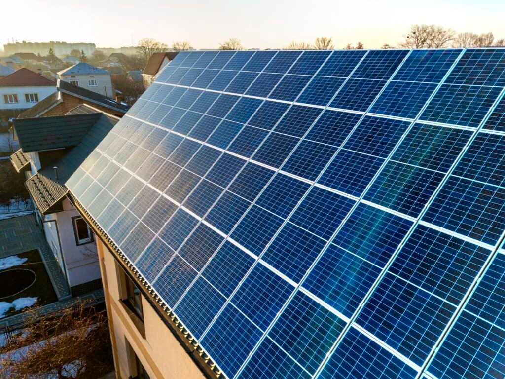 Zonnepanelen op het dak van een woning