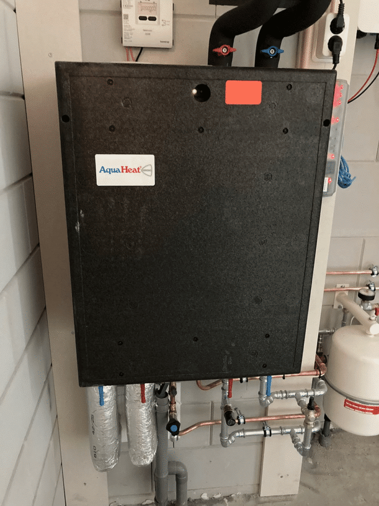 Afleverset voor stadsverwarming met leidingen en expansievat