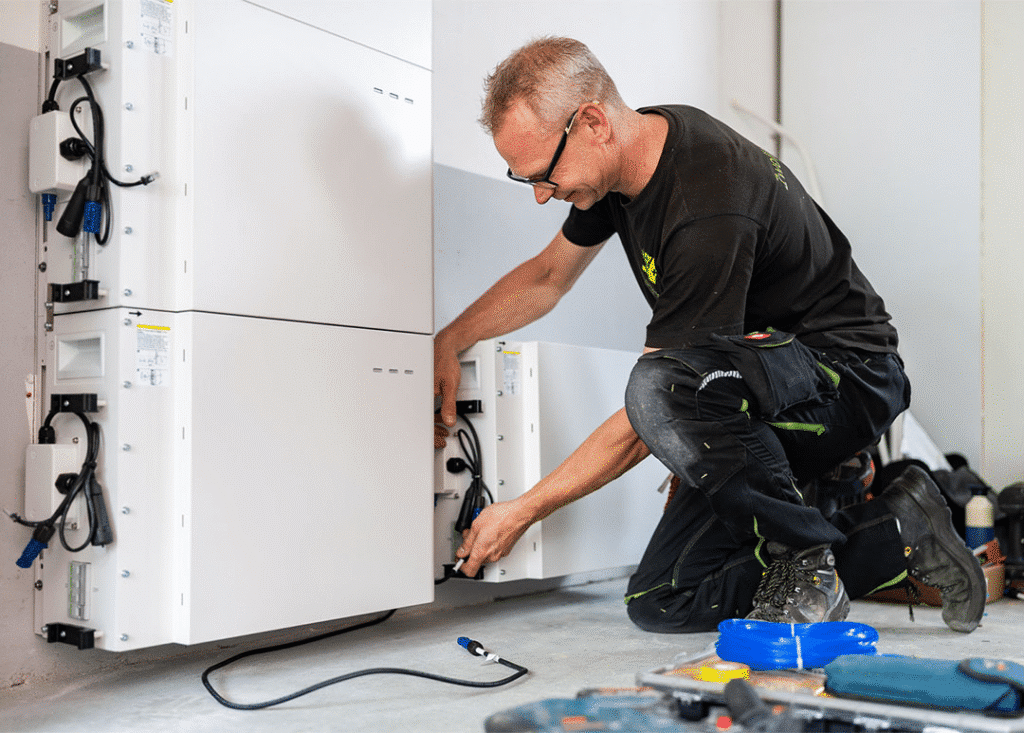 Monteur installeert een thuisbatterij voor energieopslag