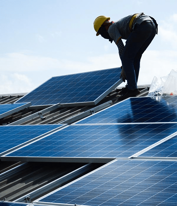 Monteur installeert zonnepanelen op een schuin dak